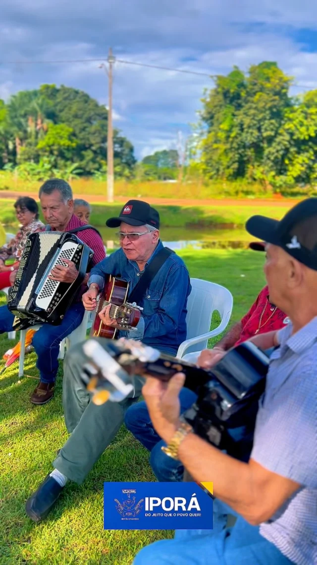🌅 Tarde especial no Lago Pôr-do-Sol com nossos idosos!  Hoje foi dia de celebrar a vida com os moradores do Serviço de convivência e fortalecimento de vínculos da Vila vida e vila Nova, em um piquenique repleto de alegria, música e cuidado. Teve roda de viola, forró e muitos sorrisos, mostrando que a melhor idade merece todo carinho e atenção.  A gestão pública 2025-2028 segue firme no compromisso de cuidar de quem tanto já cuidou da gente.  Iporá do jeito que o povo quer!  #MelhorIdade #LarVilaVida #CuidadoComAmor #PrefeituraDeIporá #GestãoPresente #IporáDoJeitoQueOPovoQuer