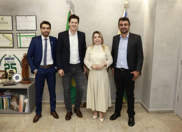 Nesta manhã de terça-feira, participamos de uma importante reunião com o vice-governador de Goiás, @danielvilela15 , a prefeita de Iporá, Maysa Cunha, o vice-prefeito Leo Contador e o vereador Rafael Cabeleireiro. Na pauta, tratativas para o fortalecimento e avanço das políticas públicas em nosso querido município.  Aproveitamos a oportunidade para agradecer ao governador @ronaldocaiado , à primeira-dama @gracinhacaiado e ao governo do estado pelo apoio contínuo. Com essa parceria, Iporá segue avançando a cada dia, construindo um futuro melhor para todos. 💙  #Iporá #Goiás #PolíticasPúblicas #GestãoMunicipal #PrefeitaMaysaCunha #Parceria #GovernoDeGoiás #TrabalhoQueTransforma #DanielVilela #RonaldoCaiado #GracinhaCaiado #PrefeituraDeIporá #desenvolvimento
