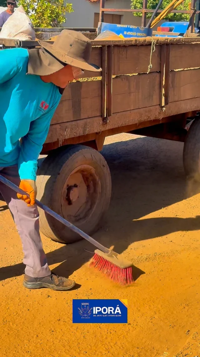 Uma cidade limpa e bem cuidada é tudo que o cidadão iporaense precisa. E é com esse compromisso que a Prefeitura de Iporá segue firme no trabalho diário de manutenção, limpeza urbana e recuperação asfáltica, deixando cada cantinho da nossa cidade mais seguro, bonito e acolhedor pra todos! 💙  🧹 Da limpeza das ruas ao serviço de tapa-buracos, nossos servidores se dedicam com cuidado e responsabilidade.  ✅ Ruas mais limpas ✅ Asfalto sendo recuperado ✅ Equipes cuidando de cada detalhe Tudo isso pra garantir mais qualidade de vida pra quem vive aqui!  Porque o progresso não para — e o cuidado com a cidade também não! Prefeitura de Iporá – Avançando a cada dia!  #PrefeituraDeIporá #CidadeBemCuidada #LimpezaUrbana #TapaBuraco #TrabalhoQueNãoPara #AgoraTemEmIporá #CuidandoDaNossaCidade #IporáAvançando