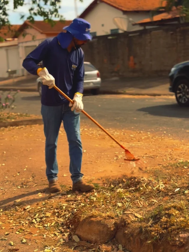 Quando a gestão se une ao povo, o resultado é força, é presença, é transformação de verdade.  📍A Prefeitura de Iporá segue nas ruas com o mutirão de limpeza, cuidando de cada bairro com dedicação, organização e muito trabalho. Não são apenas vassouras e rastelos… são mãos que servem, corações que acreditam e pés que caminham juntos por uma cidade melhor.  🤝 Ao lado dos nossos servidores, a prefeita Maysa Cunha acompanha de perto cada etapa, porque aqui o compromisso é com o coletivo — é com cada família iporaense.  E é nesse ritmo que seguimos: fazendo a hora, não esperando acontecer. Porque quem tem propósito, trabalha com amor. E Iporá sente esse cuidado, em cada detalhe. 🌿✨  #PrefeituraDeIporá #MutirãoDeLimpeza #TrabalhoPresente #MãosQueCuidam