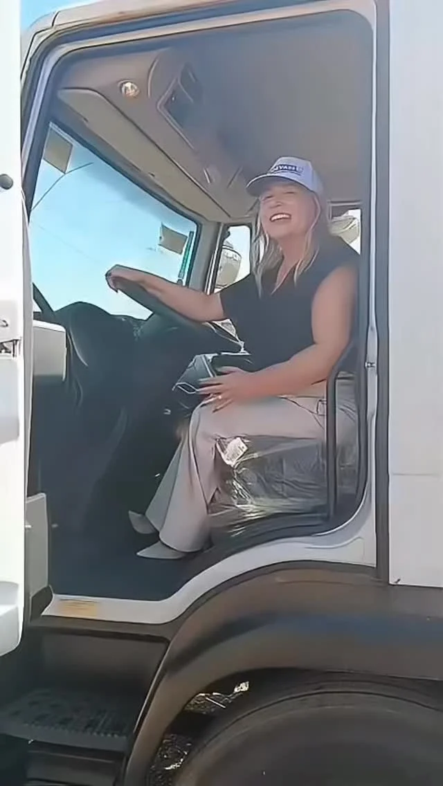 Nossa cidade segue conquistando importantes avanços! 🚛💛   Agora contamos com um caminhão Iveco, destinado pelo vice-prefeito de Aparecida de Goiânia e ex-deputado federal João Campos.   Um reforço que vai ampliar e fortalecer os serviços oferecidos à nossa população. 🙌✨  #TrabalhoQueTransforma #MaisConquistas #AvançosParaCidade #ServindoVocê #CompromissoComOPovo #Iporá