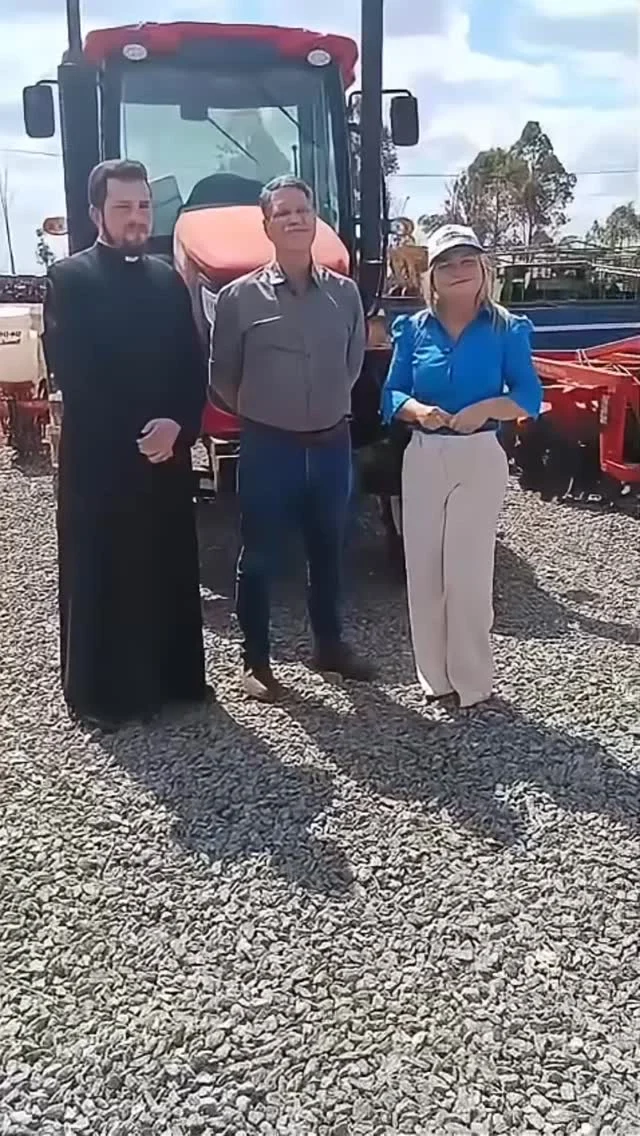 Mais um grande benefício para Iporá! 🚀  🚜 Hoje vivemos um momento especial para o futuro de nossa cidade. Iporá recebeu um trator de altíssima qualidade, um investimento que vai gerar inúmeros benefícios para toda a população. Essa conquista representa um avanço importante para o fortalecimento da agricultura familiar, para o apoio à zona rural e também para melhorias na zona urbana, trazendo mais desenvolvimento, produtividade e qualidade de vida.  📍 A entrega aconteceu no pátio da @codevasf , com a presença da nossa prefeita, do deputado @franciscojr_go e do padre @padregeraldoneto , que juntos celebraram mais essa vitória para o povo iporaense.  💛 Cada novo benefício que chega ao município é fruto de muito trabalho, parceria e dedicação. Seguimos firmes, sempre buscando recursos e investimentos que façam a diferença na vida das pessoas.  #Iporá #TrabalhoQueTransforma #AgriculturaFamiliar #ZonaRural #ZonaUrbana #Desenvolvimento