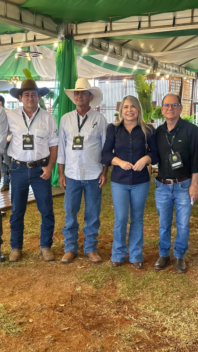 A prefeita Maysa Cunha esteve hoje prestigiando a 1ª Agrofest Coomafir, uma grande festa que celebra a força da agricultura familiar, a união da comunidade e a cultura iporaense. 🌱🎶  A Agrofest reuniu momentos de lazer, confraternização e valorização do homem do campo, mostrando a importância de quem trabalha e produz para o crescimento de Iporá. 💛  Que essa seja apenas a primeira de muitas edições que irão fortalecer ainda mais nossas tradições, nosso povo e o desenvolvimento do município.   #Agrofest #Coomafir #HomemDoCampo #Cultura #Tradição #Iporá