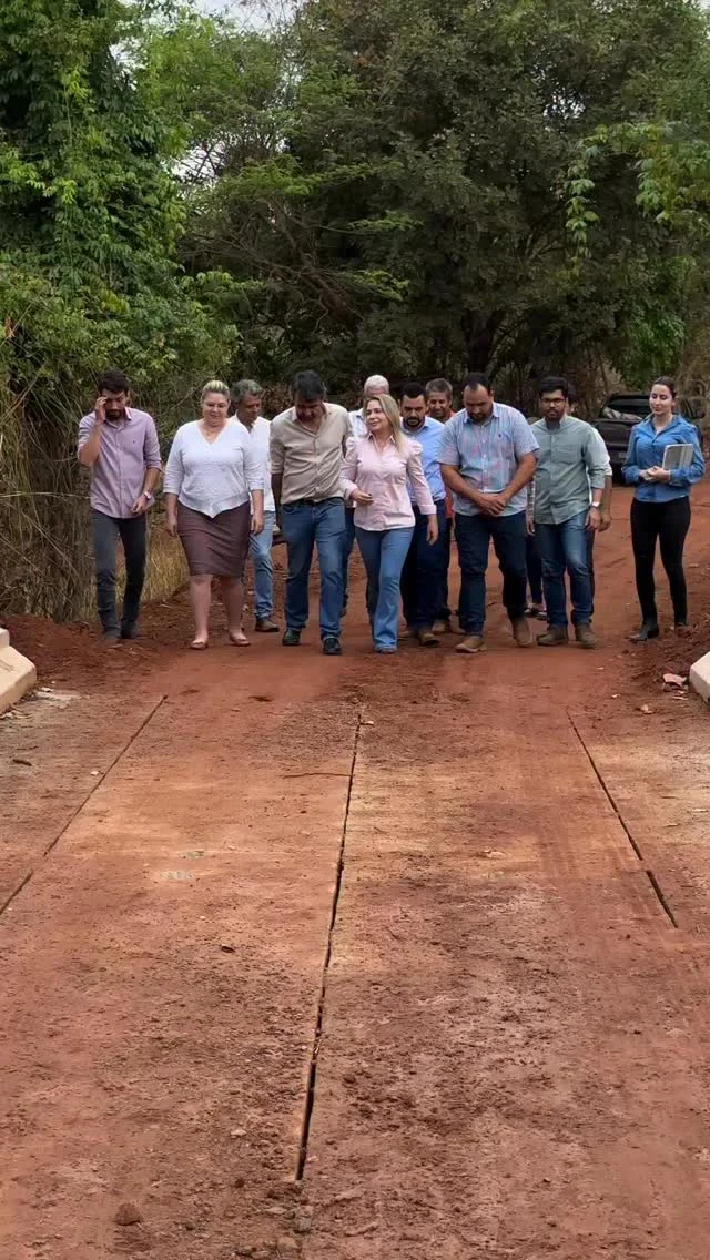 Mais um marco para o desenvolvimento de Iporá!  Hoje inauguramos a nova ponte sobre o Rio do Macaco, na região do Cruzeirinho, uma obra que vai transformar a vida da comunidade.  Essa importante ligação vai facilitar o acesso, aproximar pessoas, impulsionar a economia local e garantir mais segurança para todos que utilizam a via diariamente. 🚜🚗  Iporá avançando a cada dia! 🚀  #IporáAvança #MaisConquistas #Desenvolvimento #Mobilidade #PrefeituraDeIporá