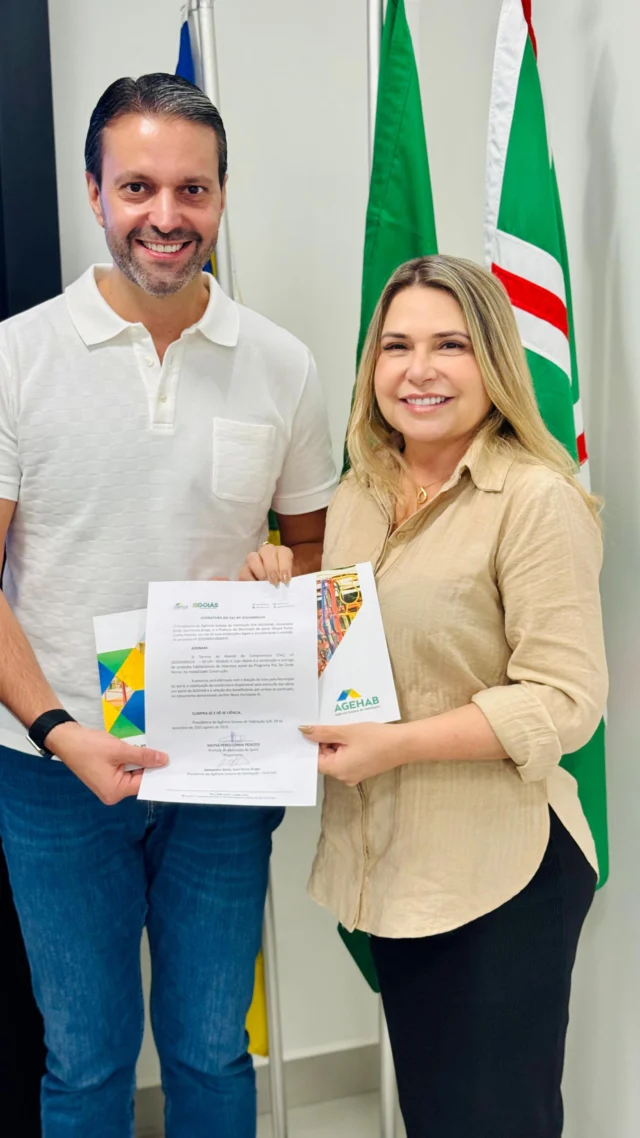 Hoje vivi um momento muito especial na Agehab! Assinei o Termo de Compromisso que garante a construção de 50 casas populares em Iporá, através do Programa “Pra Ter Onde Morar”.   Essa é mais uma grande conquista para nossa cidade, que representa dignidade, oportunidade e esperança para muitas famílias que sonham com o lar próprio.  Seguimos trabalhando com amor e responsabilidade para transformar a vida das pessoas e construir um futuro melhor para todos!   Iporá avançando a cada dia!  #Iporá #MaysaCunha #PraTerOndeMorar #Habitação #SonhoRealizado #CasaPrópria #TrabalhoQueTransforma #MaisConquistas #GovernoDeIporá #FuturoMelhor