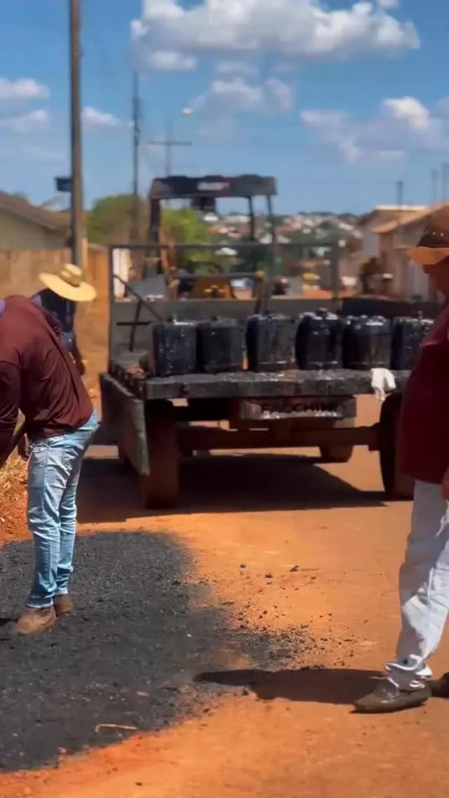 🚧 A nossa equipe está realizando o serviço de tapa-buracos para melhorar as condições de tráfego e garantir mais segurança para motoristas e pedestres.   Seguimos trabalhando por uma cidade cada vez melhor! ✅  #TrabalhoQueTransforma #Infraestrutura #MaisSegurança #Prefeitura