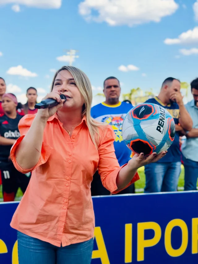 🏆⚽ A Copa Iporá 2025 começou com muita emoção e espírito esportivo!   Nossa cidade está em festa, celebrando não apenas o futebol, mas também a união, a amizade e o talento que brota dos gramados.  Este campeonato é muito mais do que uma competição: é uma oportunidade de valorizar os atletas locais, incentivar os jovens e fortalecer os laços da nossa comunidade. 💛💙  A abertura foi marcada por alegria, energia e a presença de todos que acreditam no poder transformador do esporte. Cada jogo será uma nova história de dedicação, garra e superação.  👉 Deslize para conferir os melhores momentos da estreia e venha torcer com a gente nessa jornada inesquecível!  #CopaIporá2025 #OrgulhoDeIporá #EsporteQueTransforma #FutebolÉPaixão #PrefeituraDeIporá