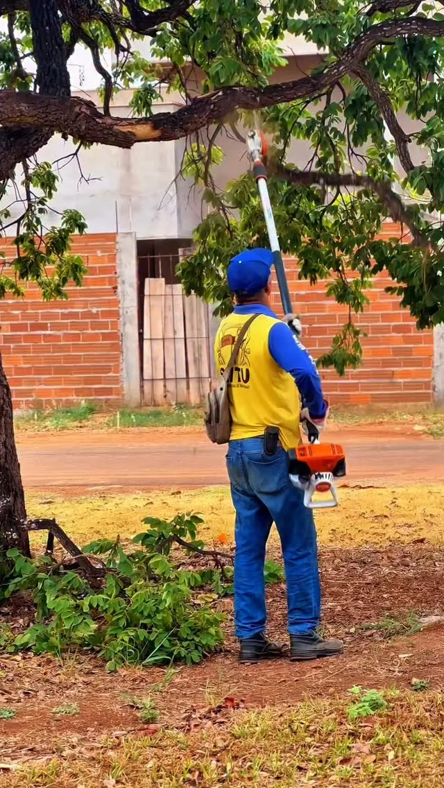 Mais um cuidado especial no Jardim Novo Horizonte I! 🌳💚  A equipe segue realizando a poda e a limpeza da praça, entre as ruas Aporé, Nazário e Taguatinga. Essas ações são fundamentais para manter os espaços públicos mais bonitos, seguros e agradáveis para toda a comunidade!   #CuidandoDeIporá #PrefeituraDeIporá #TrabalhoQueTransforma #JardimNovoHorizonteI #IporáEmAção #CuidadoComAmor #OrgulhoDeIporá