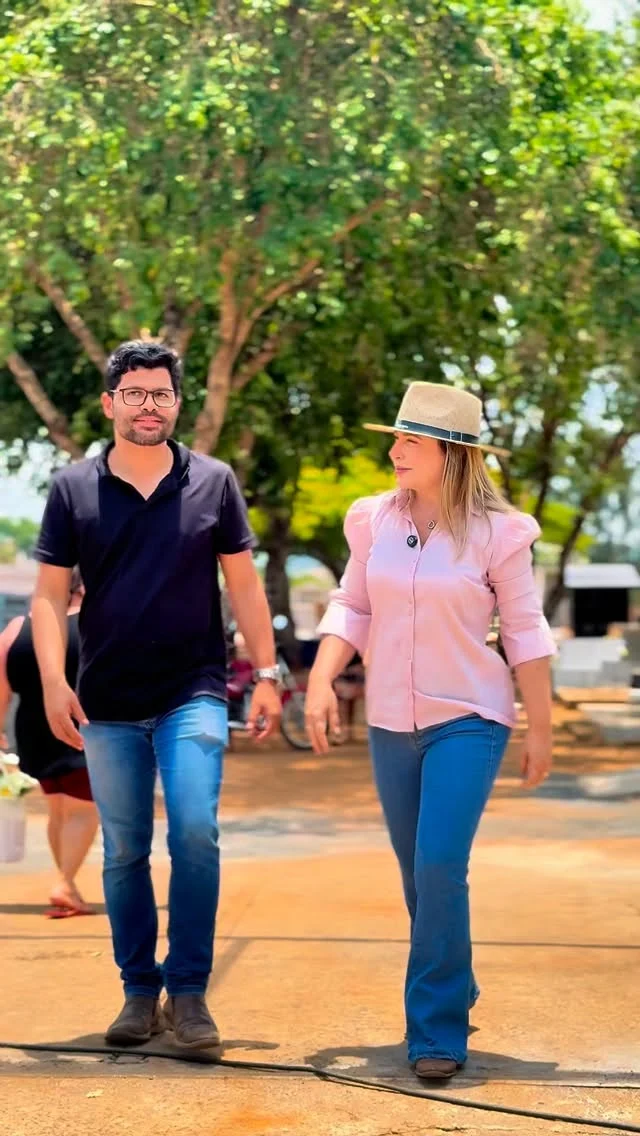 Gratidão que transforma! A prefeita Maysa Cunha e o secretário de Obras Edjaimes agradecem a todas as famílias iporaenses que, com generosidade, doaram materiais e mão de obra para a reforma e revitalização dos cemitérios Dom Bosco e São João Batista.  Juntos, mostramos que o cuidado com nossa cidade é uma construção coletiva! #Iporá #PrefeituraDelporá #TrabalhoQueTransforma #Gratidão #CuidadoComNossaCidade