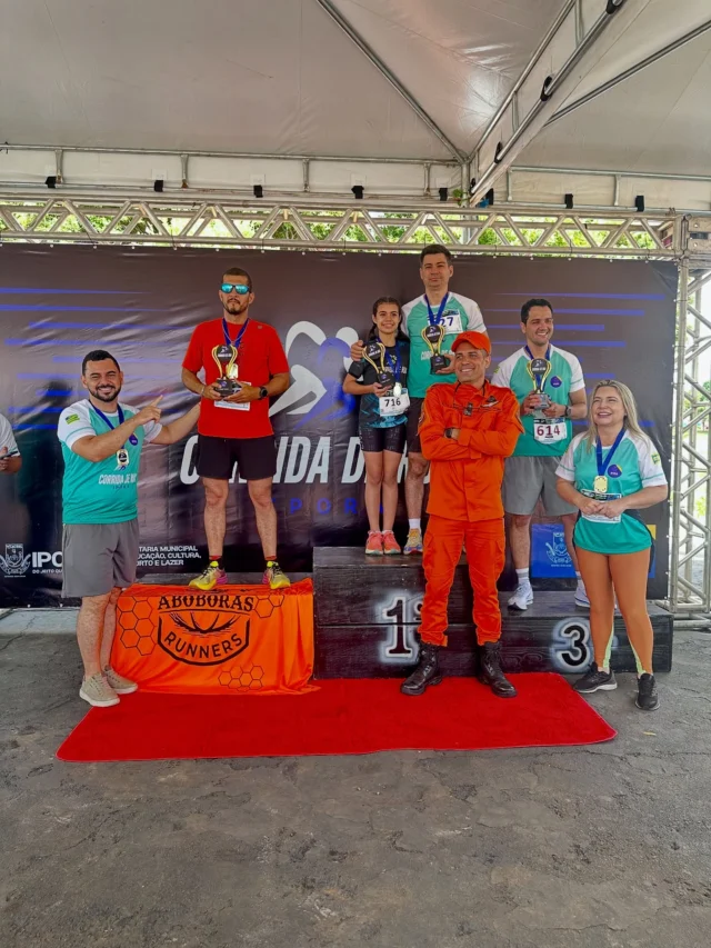 Corrida de Rua Iporá 2025  Um momento de encontro, alegria e proximidade com nossa gente.  A prefeita participou de cada detalhe, compartilhando abraços, sorrisos e incentivo aos participantes.  Segue em algumas fotos esse clima de união e celebração pelos 77 anos de Iporá.  #Iporá77Anos #CorridaDeRua2025 #EsporteEComunidade #PrefeituraDeIporá #CidadeEmMovimento