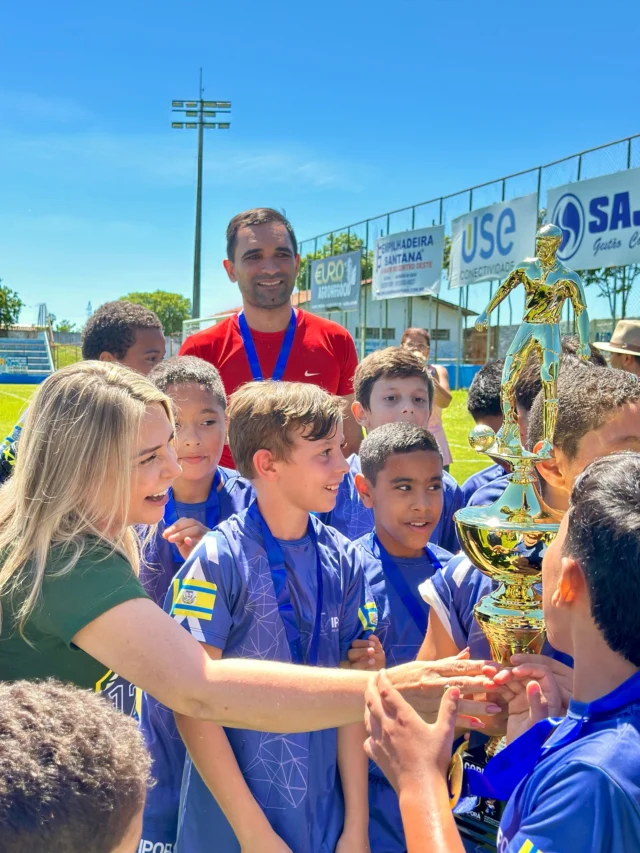 Hoje foi dia de grande decisão!   A final da Copinha Iporá 2025 reuniu talento, garra e muita emoção em campo.  Parabéns a todas as equipes que participaram e fizeram desta edição um verdadeiro sucesso!  #CopinhaIporá2025 #Esporte #Iporá #PrefeituraDeIporá