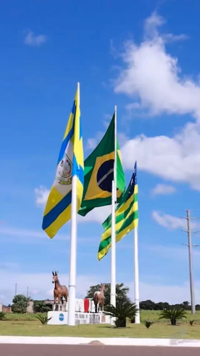 Feliz aniversário, Iporá!   Hoje celebramos mais do que uma data no calendário, celebramos uma cidade feita de histórias, de coragem, de trabalho e de gente que não desiste. Iporá nasceu do esforço de pioneiros que acreditaram nesta terra e, desde então, segue crescendo com a determinação de cada morador que constrói, todos os dias, um lugar melhor para se viver.  São 77 anos de conquistas, de desenvolvimento, de sonhos que saíram do papel e de tantos outros que ainda estão sendo escritos.Cada rua, cada bairro, cada família carrega um pedaço da identidade de um município que aprendeu a avançar com orgulho, união e esperança.  Hoje, honramos nosso passado, celebramos nosso presente e olhamos para o futuro com a certeza de que Iporá continuará sendo referência de força, acolhimento e oportunidades.Que este novo ciclo seja marcado por ainda mais progresso, mais investimentos, mais inclusão e mais qualidade de vida para todos.  Parabéns, Iporá! Uma cidade que pulsa, cresce, inspira e nos enche de orgulho.Que venham muitos e muitos anos de desenvolvimento e conquistas!   #Iporá77Anos #VivaIporá #OrgulhoDeIporá #AniversárioDeIporá