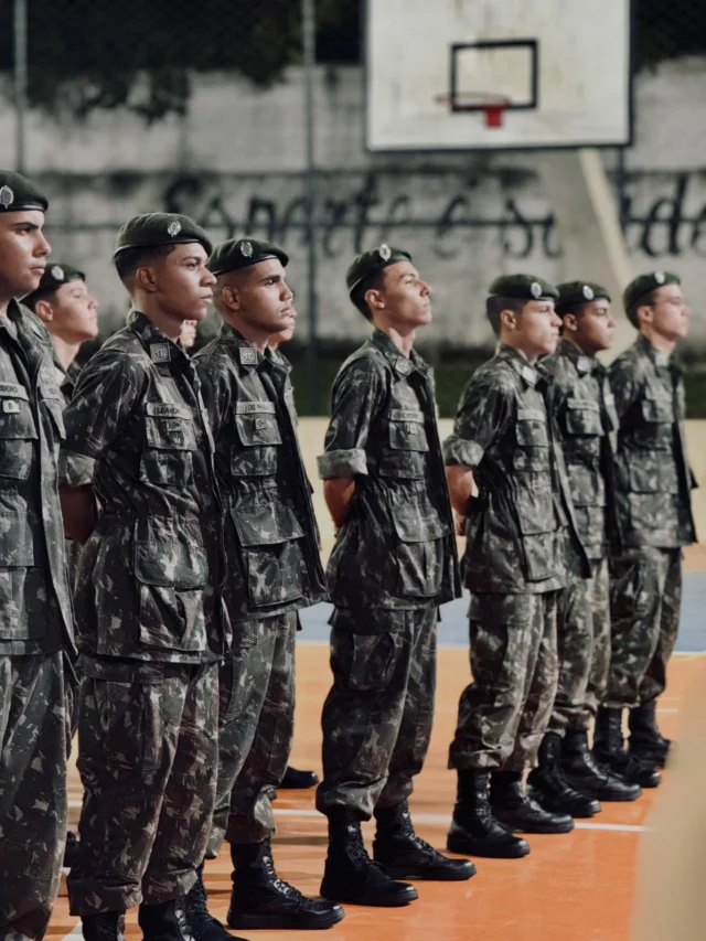 Formatura do Tiro de Guerra 11-012  A Prefeitura de Iporá marcou presença, na noite de hoje, na formatura dos atiradores do Tiro de Guerra 11-012, realizada sob o comando do Subtenente Magno. Uma solenidade emocionante, que celebrou disciplina, civismo e o compromisso desses jovens com a pátria.  A Prefeita Maysa participou da cerimônia ao lado dos familiares dos atiradores, vereadores, autoridades civis e militares, reforçando a parceria e o apoio do município às instituições que fortalecem a formação cidadã da nossa juventude.  O Tiro de Guerra desempenha um papel fundamental na construção de valores como respeito, responsabilidade e espírito de liderança, princípios que refletem diretamente no desenvolvimento da nossa cidade.  Parabenizamos todos os formandos pela dedicação e pelo esforço durante este período de instrução. Que esta conquista seja apenas o começo de uma trajetória de honra e grandes realizações.  Iporá se orgulha de cada um de vocês! 🇧🇷 #FormaturaTG11012 #PrefeituraDeIporá TiroDeGuerra Civismo Juventude ServiçoMilitar IporáGO