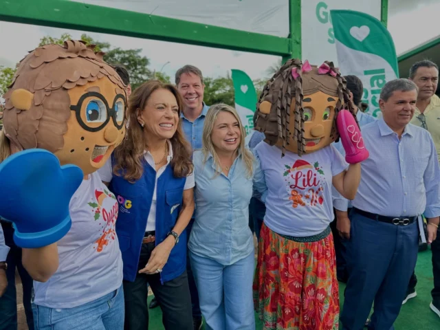 A Prefeitura de Iporá agradece a presença da Primeira-Dama do Estado, @gracinhacaiado , pelo trabalho sério e sensível desenvolvido à frente do @goiassocial , um programa que tem promovido inclusão, dignidade e cuidado às famílias goianas.  Agradecemos também ao governador @ronaldocaiado pelo apoio constante às políticas públicas que fortalecem os municípios e contribuem para o desenvolvimento social em todo o estado de Goiás.  Ao lado do vice-governador @danielvilela15 , do deputado @karloscabral e da deputada @ledaborgesm , reforçamos a importância da união entre o Governo do Estado e o Município, fortalecendo ações que geram impacto social positivo e atendem às reais necessidades da população.  O trabalho conjunto e o compromisso com as políticas públicas seguem contribuindo para o desenvolvimento de Iporá, com mais oportunidades, serviços e qualidade de vida para a nossa comunidade.  #PrefeituraDeIporá #GoiásSocial #ParceriaQueTransforma #GestãoPública