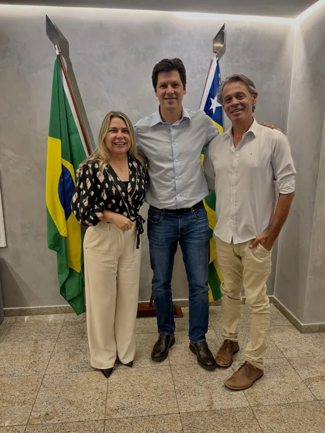 Visita para agradecer ao Governo do Estado de Goiás, na pessoa do Sr. Vice-Governador Daniel Vilela, pelo conjunto de ações que vêm beneficiando a população de Iporá-GO nesta gestão de 2025.  Entre os avanços já consolidados e os que seguem em andamento, destacam-se: • Recapeamentos asfálticos executados e novas frentes em execução; • 50 unidades habitacionais Custo Zero, com projeto aprovado; • Canalização hídrica, garantindo soluções estruturais para a escassez de água; • Patrulha Rural, reforçando a segurança no campo; • E demais alinhamentos estratégicos para 2026.  Agradecimento ao Governo de Goiás pela parceria firme e contínua em prol do desenvolvimento de Iporá.  #GovernoDeGoiás #PrefeituraDeIporá #GestãoMunicipal
