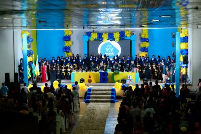 Formatura do Ensino Fundamental – Escola Municipal Vereador Antônio Laurindo   A noite foi de celebração, conquistas e novos caminhos. A Escola Municipal Vereador Antônio Laurindo realizou a formatura do Ensino Fundamental, reunindo estudantes, famílias, educadores e toda a comunidade escolar em um momento repleto de emoção e orgulho.  Cada diploma entregue representa esforço, dedicação e o compromisso da escola em formar cidadãos preparados para o futuro.  A Gestão Municipal parabeniza todos os formandos e reafirma seu compromisso com uma educação pública de qualidade, que transforma vidas e fortalece o desenvolvimento de Iporá.  Que esta etapa concluída seja apenas o começo de muitas outras vitórias!  #Formatura2025 #Educação #EscolaMunicipal