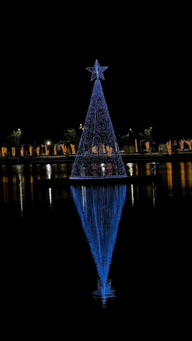 Natal Luz em Iporá   A magia do Natal tomou conta de Iporá e iluminou cada cantinho da nossa cidade. As luzes, cores e detalhes preparados com carinho trazem encanto, acolhimento e renovam o espírito natalino que une toda a comunidade.  A decoração especial transforma nossos espaços públicos e convida as famílias a viverem momentos de alegria, fé e esperança, celebrando esta época tão especial do ano.  O Natal Luz é mais do que beleza: é um gesto de cuidado, pertencimento e valorização da nossa cidade, fortalecendo o sentimento de união entre todos.  Que essa luz siga inspirando novos sonhos e renovando nossas energias para o novo ano que se aproxima.  #NatalLuzIporá #GestãoMunicipal #IporáIluminada
