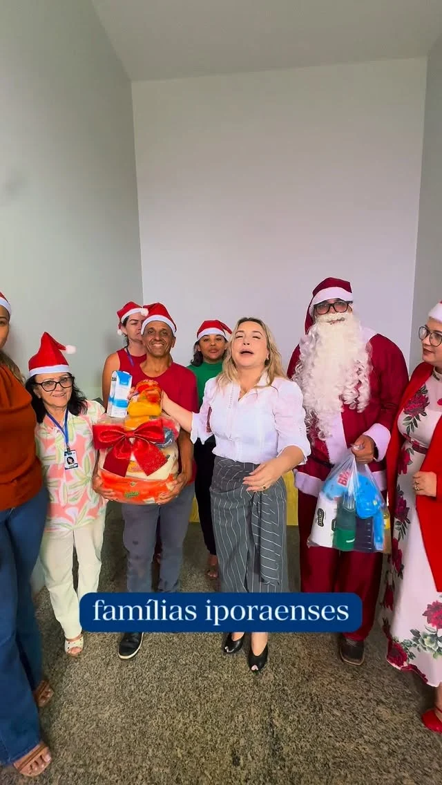 Hoje foi um dia especial em Iporá. A prefeita Maysa recebeu o nosso querido Papai Noel da Assistência Social, representando com carinho toda a equipe da Secretaria Municipal de Promoção Social. Ele chegou trazendo mais do que presentes: trouxe esperança, acolhimento e um gesto concreto de cuidado com as famílias iporaenses.  As cestas básicas entregues hoje são preparadas com os melhores produtos, consideradas entre as mais completas do Estado de Goiás. Cada cesta contém:  1- 10 kg de arroz tipo 1 2-  açúcar  3- Óleo  4- Farinha de mandioca  5- Fubá  6- Macarrão  7- Extrato  8-Bolacha de sal, bolacha de coco e bolacha recheada  9-Achocolatado 10- Macarrão instantâneo 11- Frango  12- Leite  13- Café  14- Feijão   Kit de Produtos de limpeza:   Sabão em pó  1 pacote de sabão em barra  Limpol  Desinfetante  Água sanitária  Papel higiênico   Produtos de higiene pessoal   Creme dental  Sabonete  Tudo pensado com carinho para garantir dignidade, alimentação e higiene para quem mais precisa.  Hoje reafirmamos que nenhuma família ficará para trás. A Prefeitura segue firme, presente e comprometida com cada pessoa que depende desse apoio. É sobre olhar nos olhos, ouvir as necessidades e agir com amor, responsabilidade e verdade.  Que esse Natal toque corações e renove forças. Seguimos juntos, cuidando de Iporá com trabalho, fé e humanidade. ❤️✨  #NatalSolidário #PromoçãoSocial #GestãoQueCuida