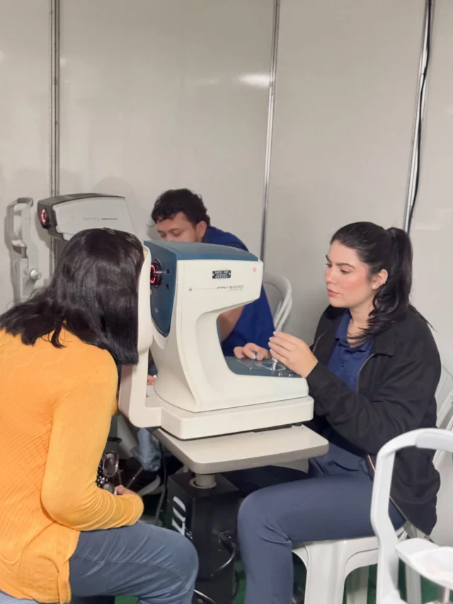 O @goiassocial chegou a Iporá levando serviços essenciais, cuidado e acolhimento à população. Ao longo da ação, diversos atendimentos foram ofertados, ampliando o acesso a direitos e fortalecendo as políticas públicas de assistência social.  A iniciativa, conduzida pelo Governo de Goiás, por meio do trabalho da Primeira-Dama @gracinhacaiado , reafirma o compromisso com quem mais precisa, promovendo inclusão social e qualidade de vida.  A Gestão Municipal segue trabalhando em parceria com o Governo do Estado para aproximar os serviços públicos da comunidade e fortalecer o desenvolvimento social do município.  Arraste para o lado e confira alguns dos serviços ofertados.  #GoiásSocial #GestãoMunicipal #AssistênciaSocial