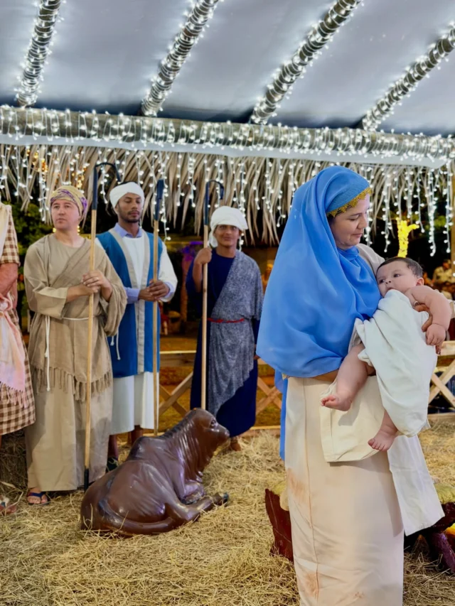 Jesus nasceu!  E o anúncio que transformou a história foi celebrado com muita fé e sensibilidade na encenação do nascimento de Jesus, realizada no Lago Pôr-do-Sol. Um momento marcado pela emoção, pela união das famílias e pela renovação da esperança, que tocou o coração de todos os presentes.  A apresentação reforçou o verdadeiro significado do Natal: o amor ao próximo, a solidariedade e a fraternidade que fortalecem nossa cidade e nos aproximam ainda mais como comunidade. Cada detalhe foi pensado para proporcionar uma noite de reflexão e acolhimento.  A Gestão Municipal agradece, de forma especial, à Secretaria de Promoção Social e a todos os envolvidos na realização desse momento tão especial, que contribuiu para levar fé, emoção e a mensagem do Natal à nossa população.  #Natal #Ipora #LagoPorDoSol