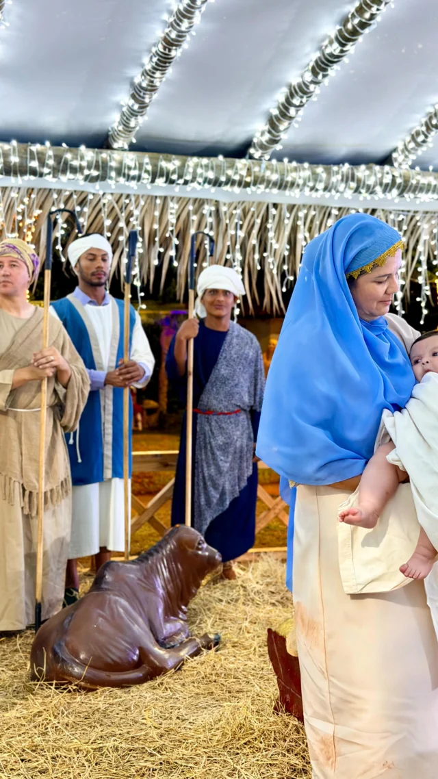 No Lago Pôr-do-Sol, a história que atravessa séculos ganhou vida mais uma vez. A encenação do Nascimento de Jesus emocionou o público ao relembrar o verdadeiro significado do Natal. Cada cena, cada detalhe e cada gesto transmitiram uma mensagem de paz e renovação.  O espetáculo percorreu toda a trajetória do nascimento de Cristo, envolvendo o público em um momento de reflexão, sensibilidade e emoção. Foi uma noite especial, marcada pela dedicação dos participantes e pela presença das famílias, que prestigiaram esse momento tão simbólico para a nossa cidade.  A Gestão Municipal valoriza e apoia o fortalecimento de laços entre as famílias Iporaenses e as tradições que fazem parte da nossa história. Que essa mensagem de amor e esperança siga iluminando nossos caminhos.   #NatalDeEsperança #CulturaETradição #Ipora